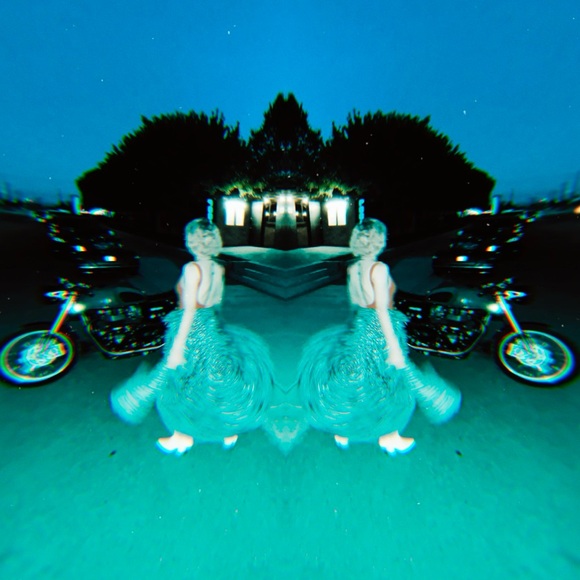 Hi, I’m Max! I love fashion and interior design. - Picture 13 of 17